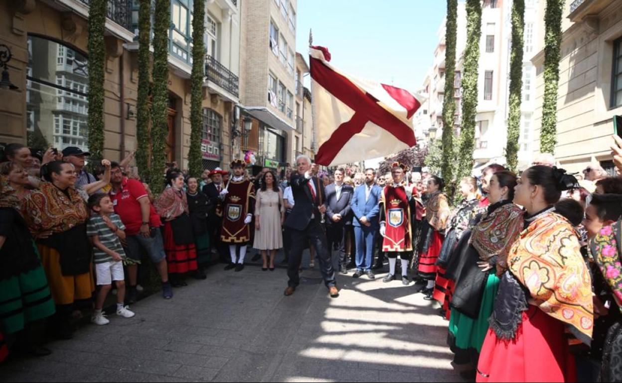 Fiestas de San Bernabé Miles de logroñeses a la sombra de su enseña